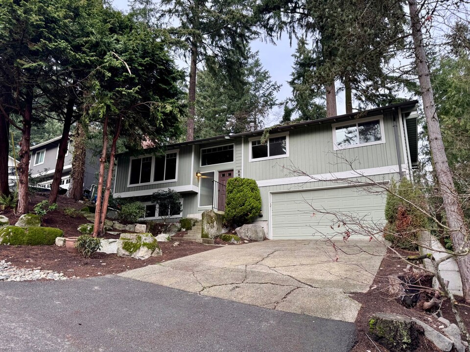 9300 SE 68th St in Mercer Island, WA - Building Photo