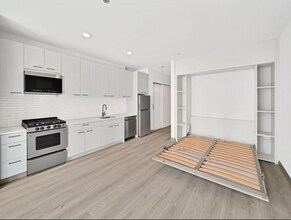 2150 N Elston Ave, Unit 549 in Chicago, IL - Foto de edificio - Building Photo