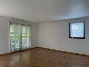 723 S Lake St, Unit 405 in Mundelein, IL - Building Photo - Building Photo