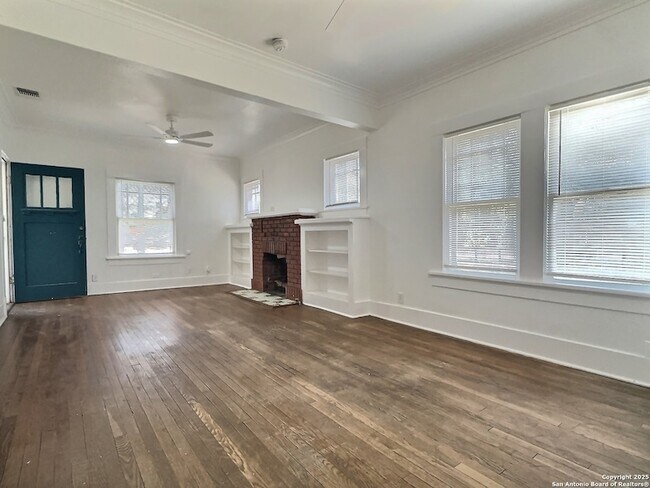 1101 E Highland Blvd in San Antonio, TX - Building Photo - Building Photo