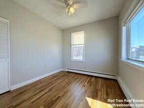 345 Border St, Unit 2 in Boston, MA - Building Photo - Building Photo