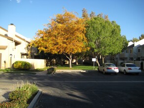 1850 E Ave J2 in Lancaster, CA - Foto de edificio - Building Photo