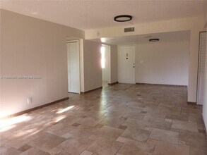 6751 N University Dr in Tamarac, FL - Building Photo - Building Photo