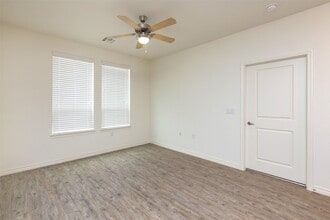 2401 Golden Heights Rd in Fort Worth, TX - Foto de edificio - Building Photo