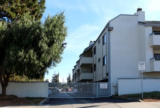26088 Kay Ave in Hayward, CA - Foto de edificio - Building Photo