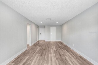 4610 W Gray St in Tampa, FL - Building Photo - Building Photo