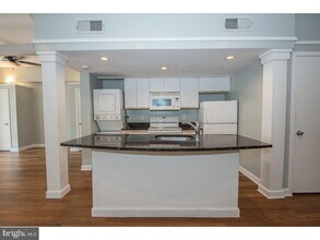 2311 South St, Unit 203 in Philadelphia, PA - Foto de edificio - Building Photo