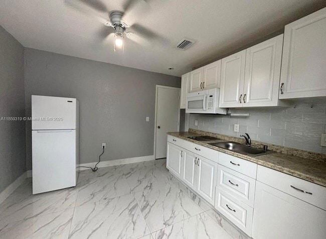 11001 SW 56th St in Miami, FL - Building Photo - Building Photo