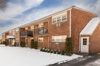 Fardale Gardens in Farmingdale, NY - Building Photo - Building Photo