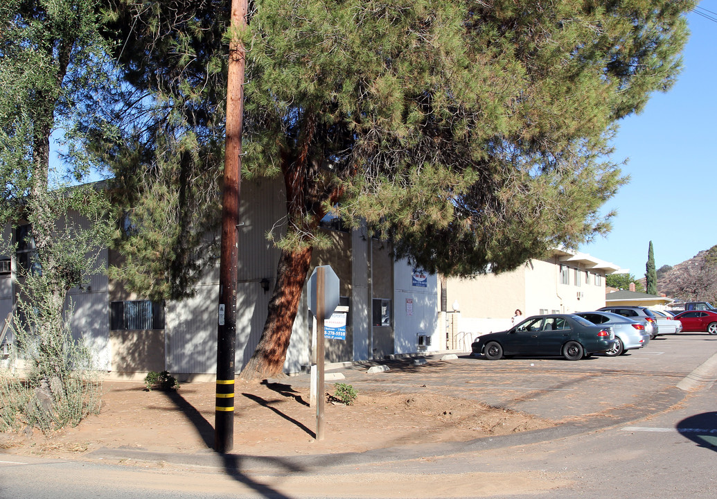 1304 Roxanne Dr in El Cajon, CA - Foto de edificio