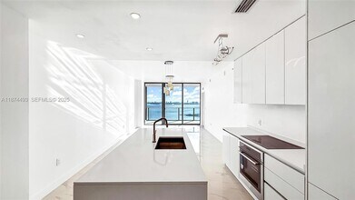 700 NE 24th St, Unit 2704 in Miami, FL - Building Photo - Building Photo