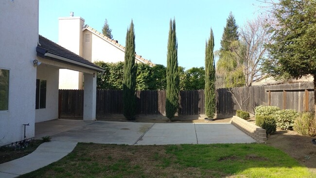1090 E Royal Dornoch Ave in Fresno, CA - Building Photo - Building Photo