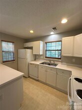 6041 Cougar Ln in Charlotte, NC - Foto de edificio - Building Photo