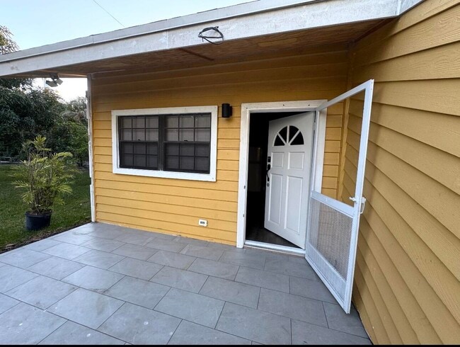 5239 Club Rd in Haverhill, FL - Building Photo - Building Photo