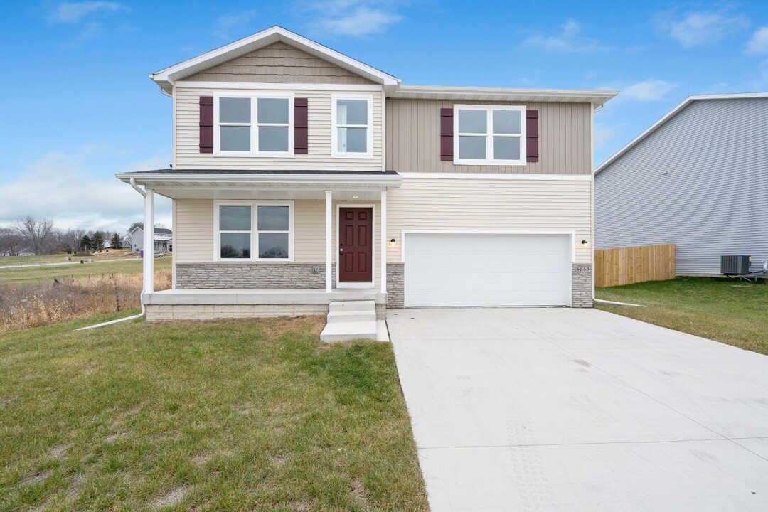 5653 Brookview Ave in Des Moines, IA - Building Photo