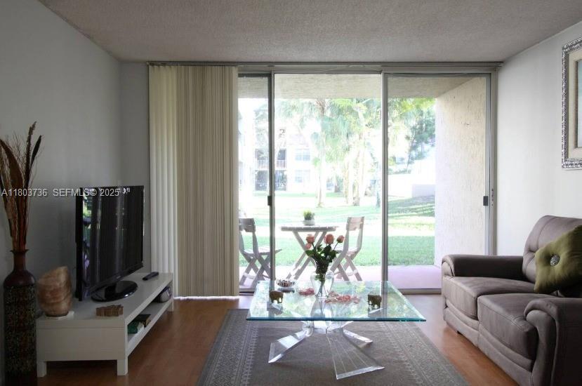 8316 NW 24th St in Coral Springs, FL - Foto de edificio