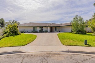425 Stuart Ct in Ojai, CA - Building Photo