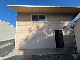 284 E El Paso Ave in Fresno, CA - Building Photo