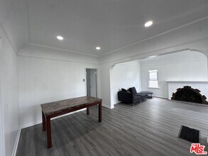 1116 W 64th St in Los Angeles, CA - Foto de edificio - Building Photo