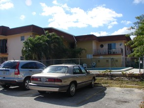 1015 NW 45th Ave in Miami, FL - Building Photo - Building Photo