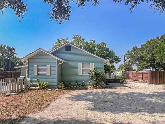 property at 2137 Roselawn St