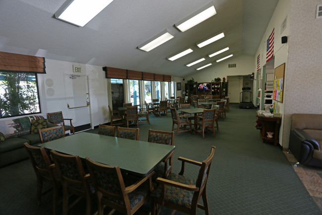 Cedar Villa Senior Apartments 55+ in Ontario, CA - Foto de edificio - Interior Photo