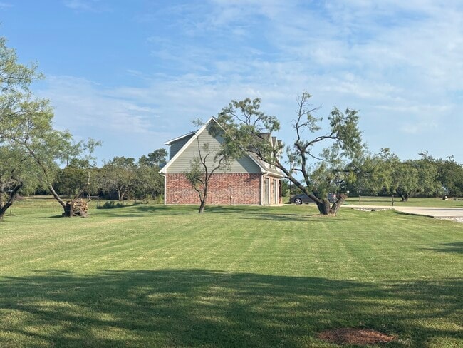 4275 Old Thomas Rd, Unit Unit 3 Pool House in Aubrey, TX - Building Photo - Building Photo