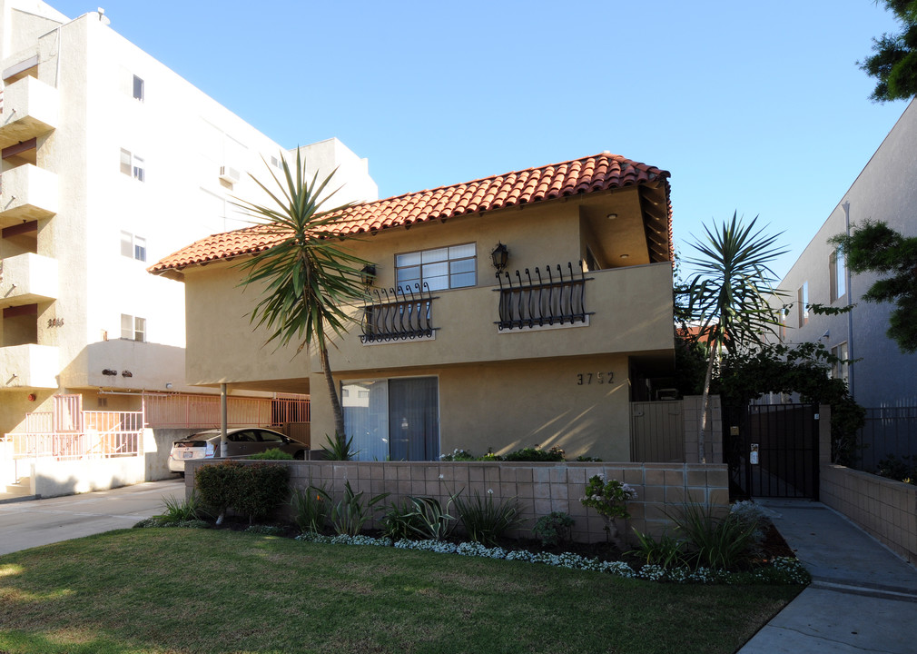 3752 Mentone Ave in Los Angeles, CA - Foto de edificio