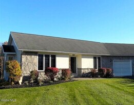 7 Pineview Ct in Waterford, NY - Building Photo