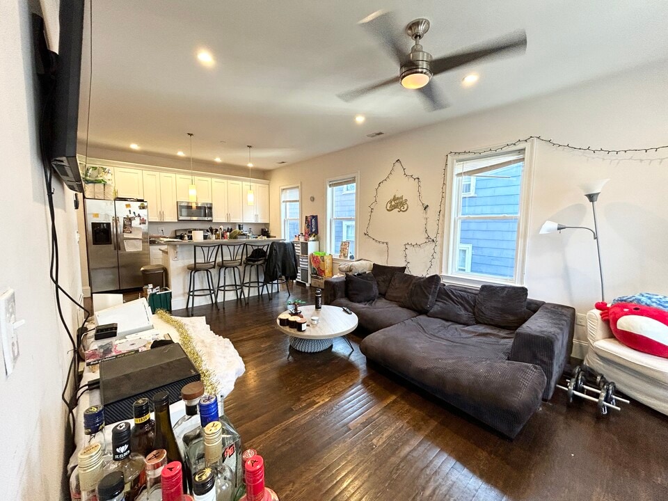 9 Oswald St, Unit 2 in Boston, MA - Foto de edificio