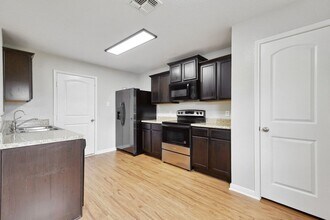 6211 Baywood Cres in San Antonio, TX - Foto de edificio - Building Photo