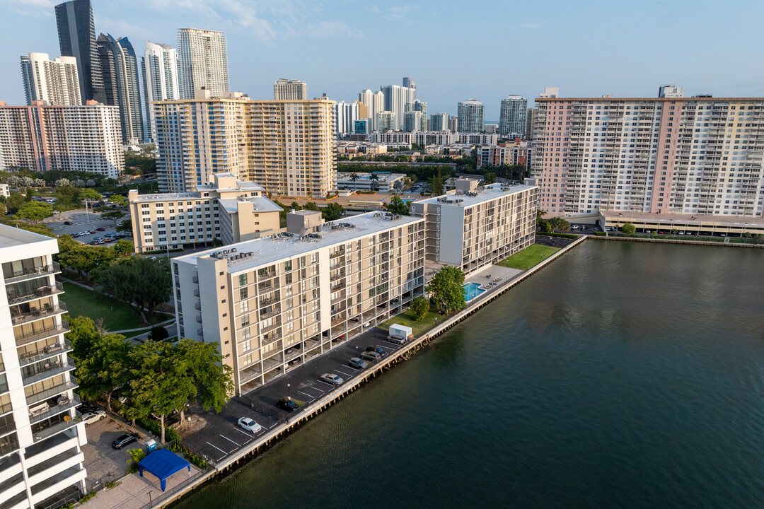 Fairview House Condominium in Sunny Isles Beach, FL - Building Photo