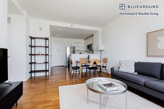 635 W 42nd St in New York, NY - Building Photo - Building Photo