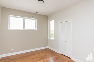 2248 W Irving Park Rd, Unit 4 in Chicago, IL - Building Photo - Building Photo