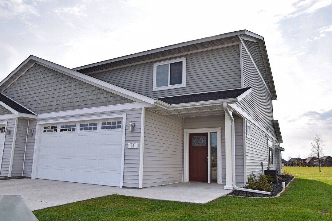 20 Pleasant View Ct in North Mankato, MN - Building Photo