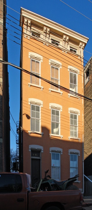 2135 Colerain Ave in Cincinnati, OH - Foto de edificio