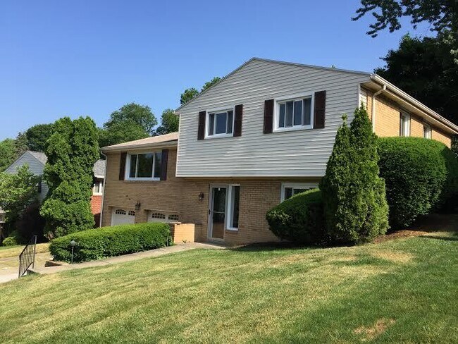 1244 Blue Jay Dr in Pittsburgh, PA - Building Photo - Building Photo