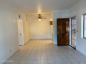 5750 N Camino Esplendora in Tucson, AZ - Building Photo - Building Photo