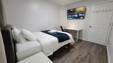 8029 240th St SW in Edmonds, WA - Foto de edificio - Building Photo