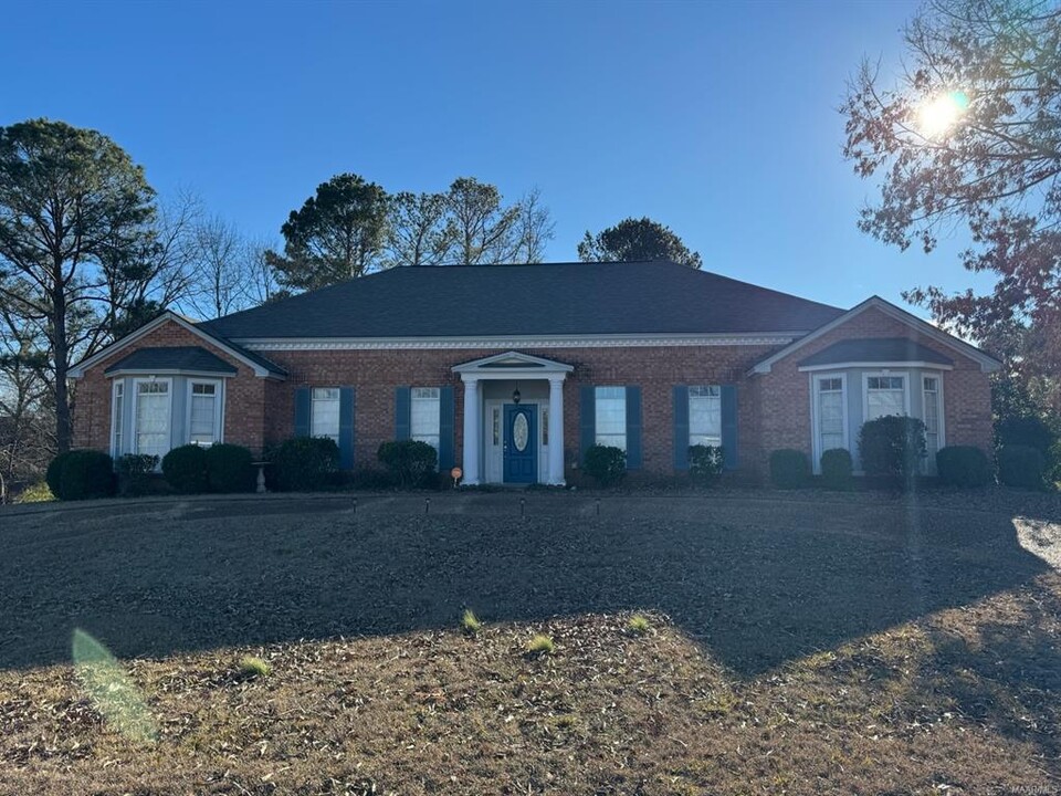 208 Woodgate Dr in Elmore, AL - Building Photo