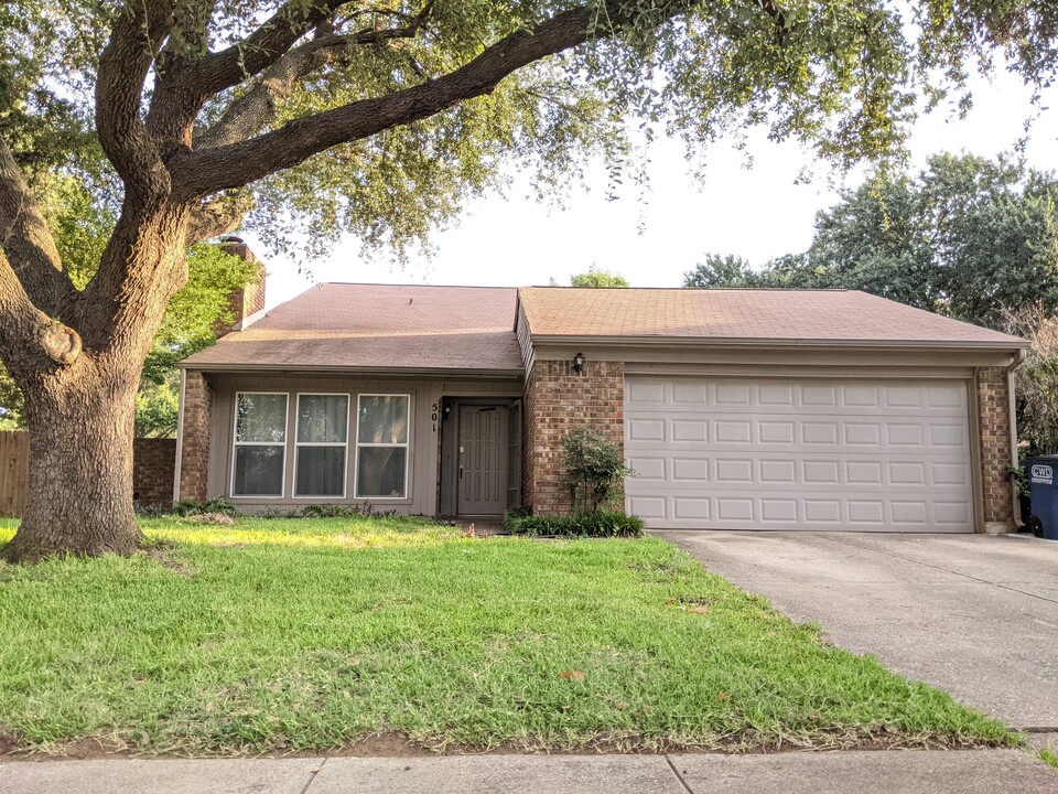 501 Tarragon Ln in Euless, TX - Foto de edificio