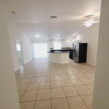 777-779 Bedford Dr in Lehigh Acres, FL - Building Photo - Building Photo