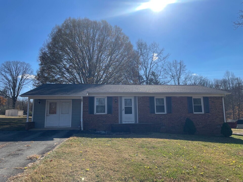 1400 Vestal Rd in Rural Hall, NC - Building Photo