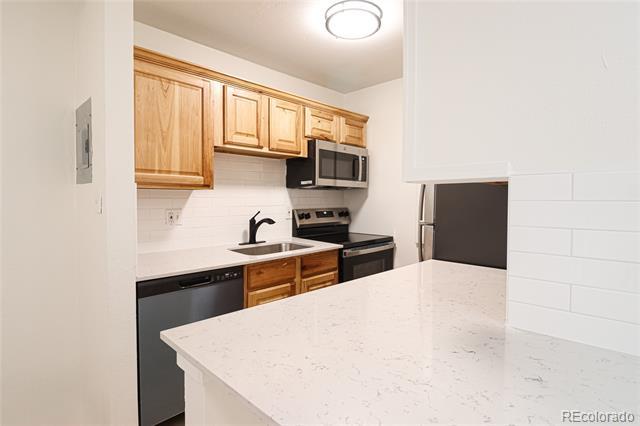 5875 E Iliff Ave in Denver, CO - Foto de edificio - Building Photo