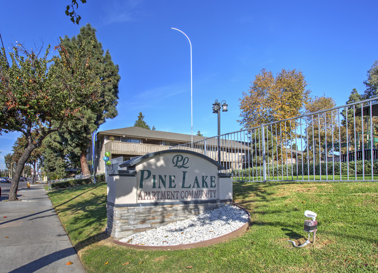 Pine Lake Terrace in Garden Grove, CA - Foto de edificio