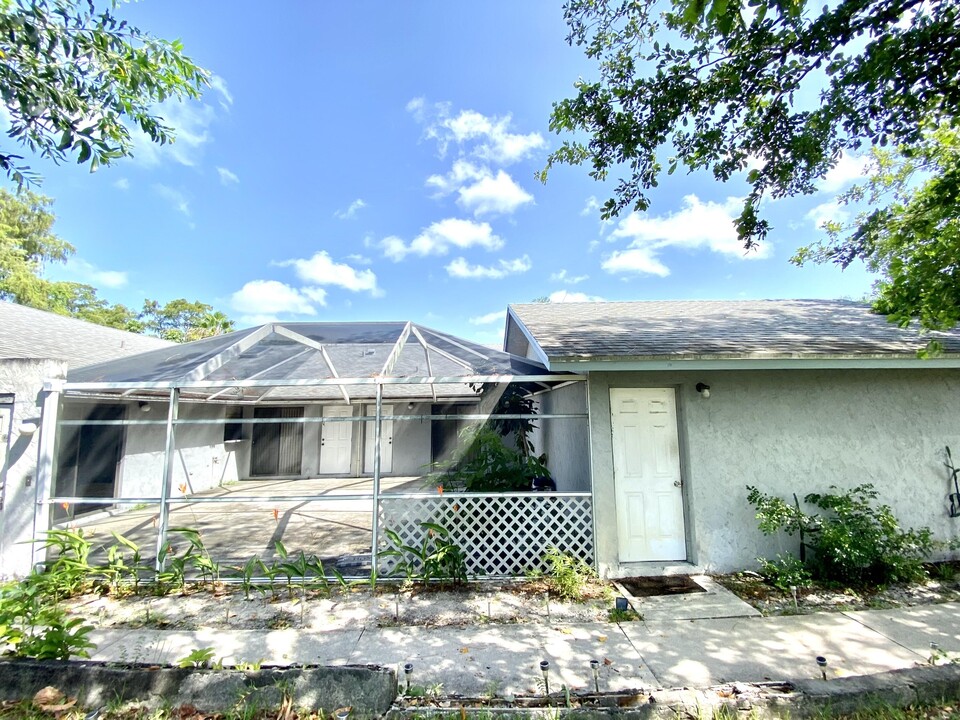 1547 Hawthorne Pl in Wellington, FL - Building Photo