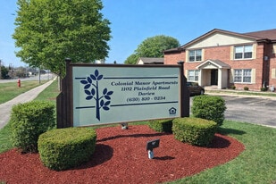Colonial Manor in Darien, IL - Building Photo