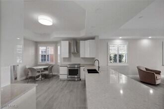 6438 Legacy Cir in Naples, FL - Foto de edificio - Building Photo