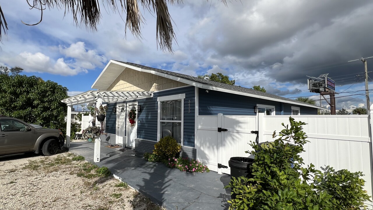 5453 1st Ave, Unit 5455 in Ft. Myers, FL - Building Photo