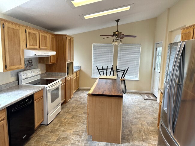 6415 Mitchell Rd in Shingle Springs, CA - Foto de edificio - Building Photo
